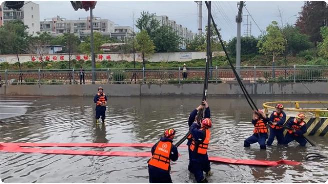 麒麟?yún)^(qū)遭暴雨突襲|部分道路積水嚴(yán)重，消防緊急排澇解憂